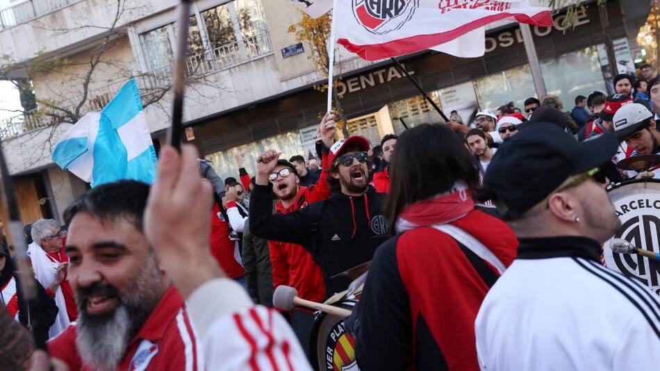 Hinchas de River en el Fan Zone previo a la Superfinal (Reuters)