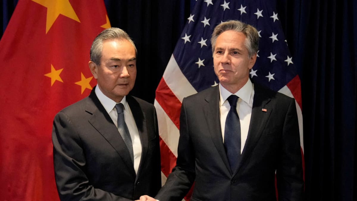 Antony Blinken con Wang Yi. Foto: Reuters.