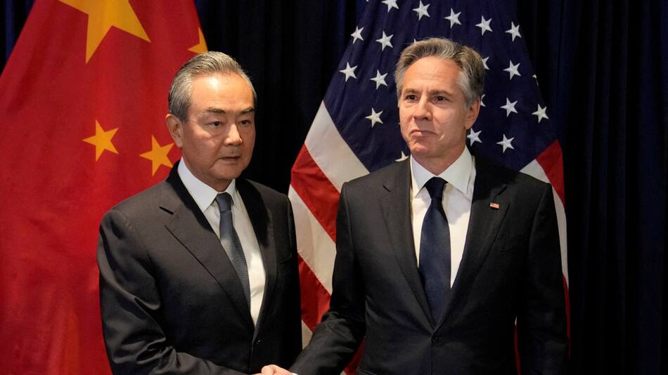 Antony Blinken con Wang Yi. Foto: Reuters.