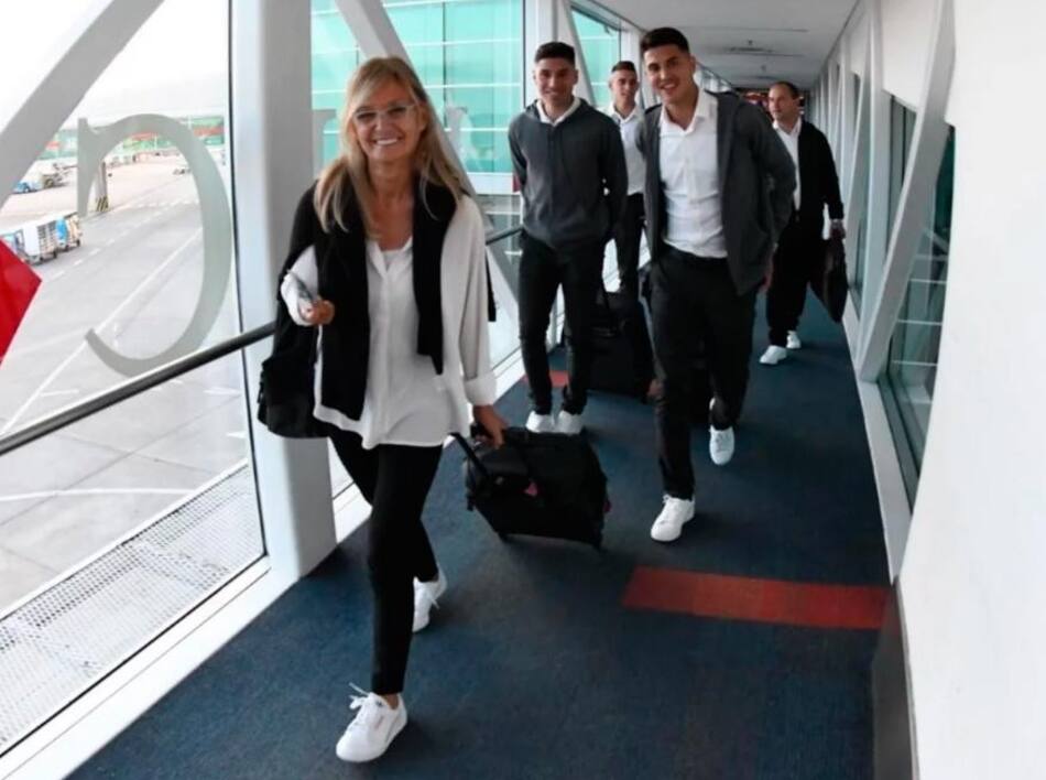 Sandra Rossi con el plantel de River Plate