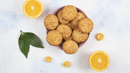 Cómo realizar galletitas caseras de zanahoria y naranja. Foto: Freepik.