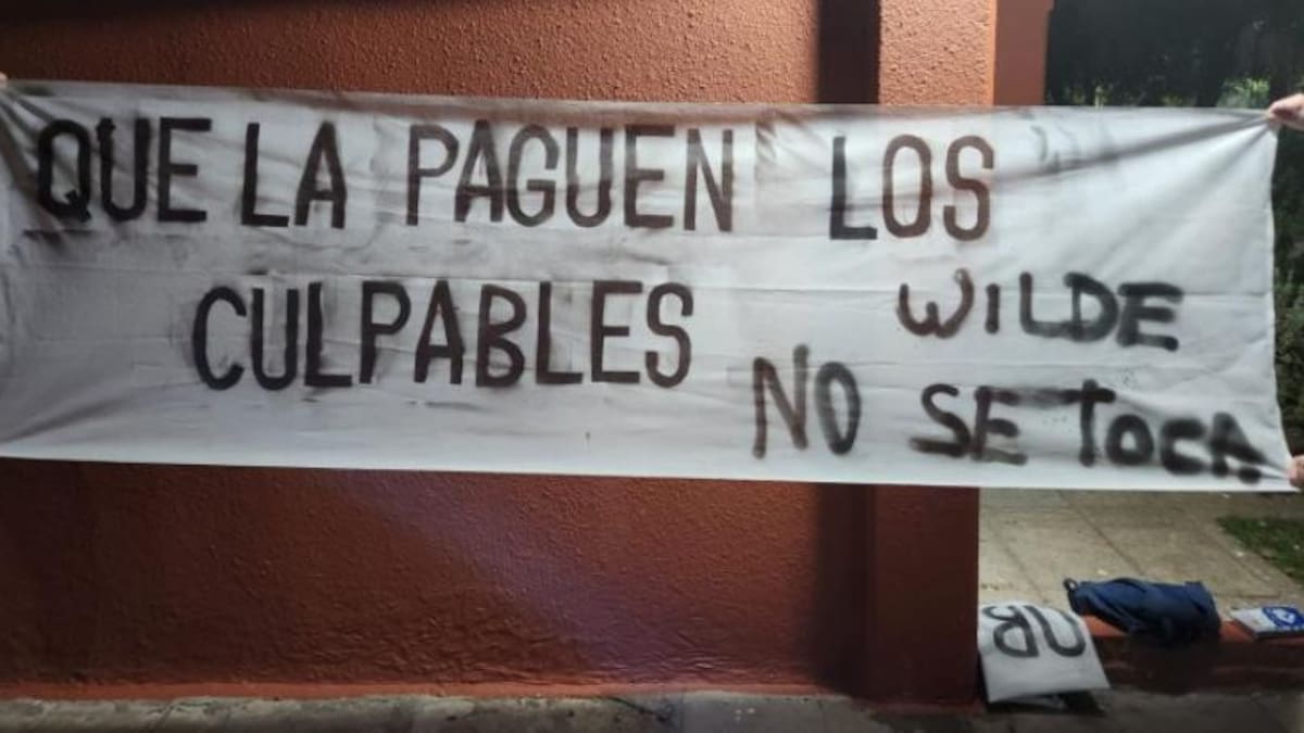 Bandera contra Independiente. Foto: NA.