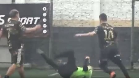 La brutal agresión a un árbitro en un partido de fútbol amateur en Avellaneda. Foto: captura de pantalla.