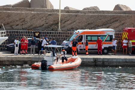 Los servicios de emergencia trabajan frente a la costa de Porticello. Foto: Reuters