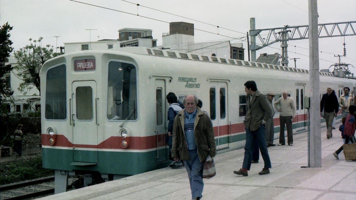 ¿El tren Toshiba de la Línea Roca vuelve a Buenos Aires?: restauran una histórica formación con sus colores originales