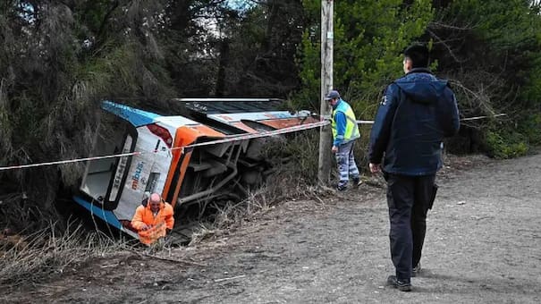 Accidente en Bariloche: un micro con turistas volcó cuando se dirigía al cerro Catedral