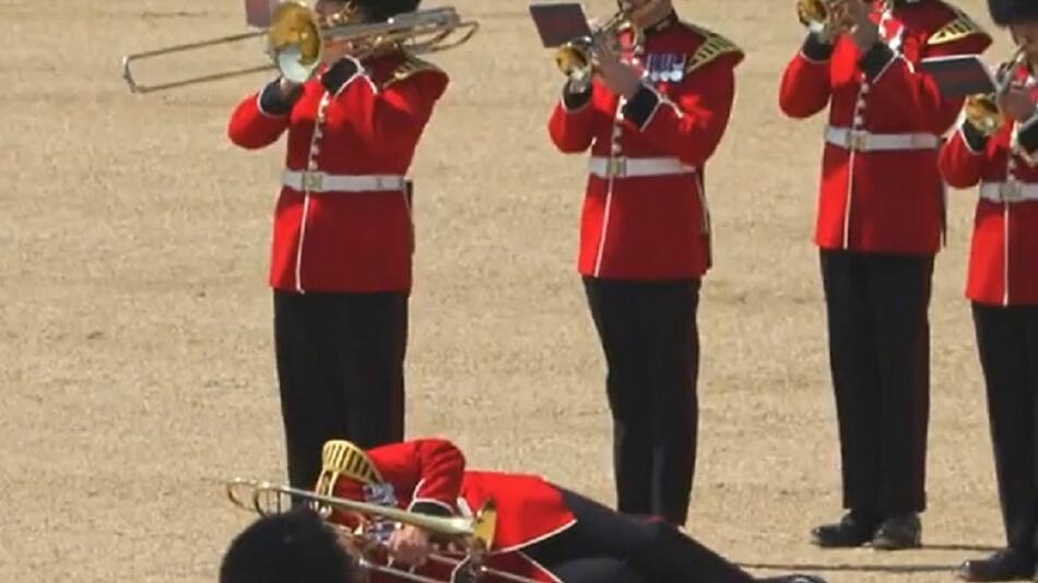 Soldado desmayado por las altas temperaturas en Londres. Foto: captura.