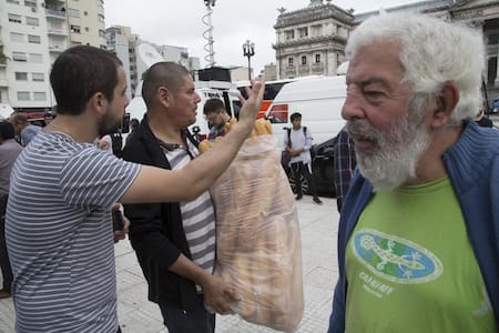 Panazo - Panaderos bonaerenses reparten 5 mil kilos de pan en la Plaza de los Dos Congresos (NA)