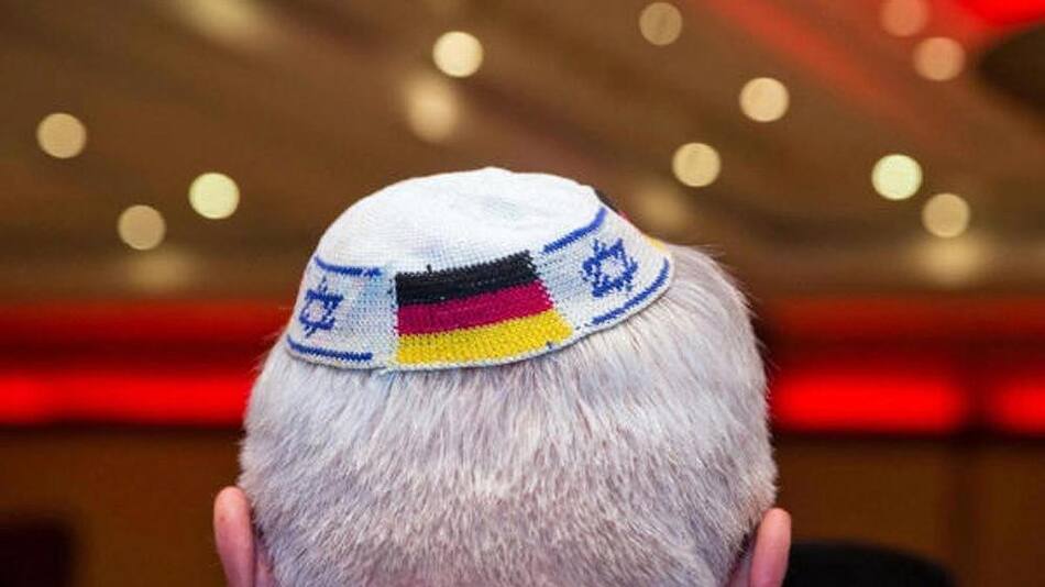 Polémica en Alemania: aconsejan no llevar kipá a comunidad judía