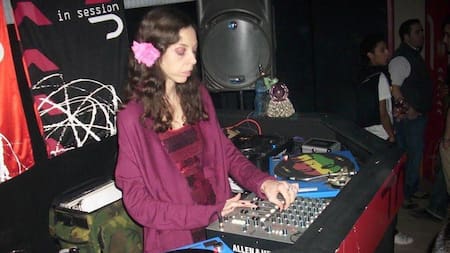 Carla Tintoré, DJ. Foto: Twitter @leogarciapop