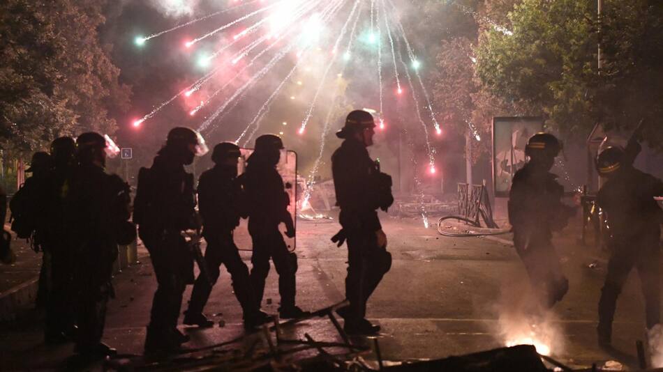 Nueva noche de disturbios en Francia. Foto: EFE.