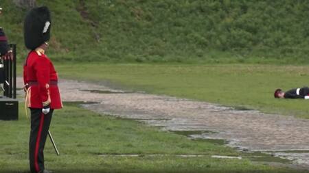 Soldado desplomado durante la coronación de Carlos III. Foto captura GBN