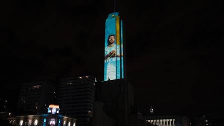 Monumento a la Bandera con la imagen de Messi