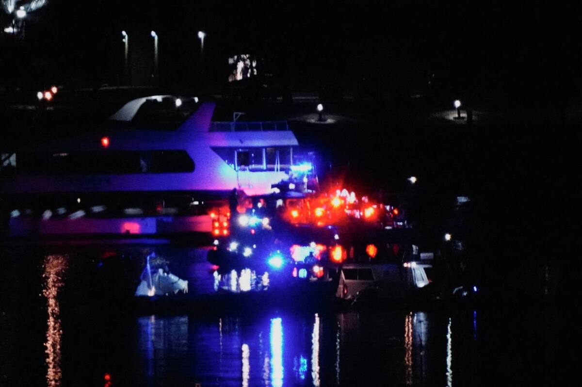 Operativo de rescate tras choque entre un avión y un helicóptero en Estados Unidos. Foto: Reuters/Ken Cedeno.