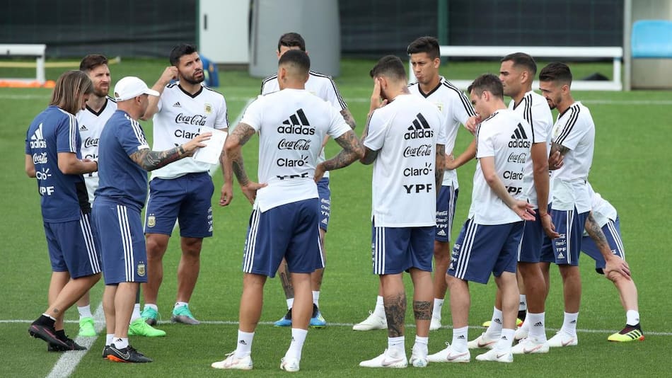 Reunión entre Sampaoli y los jugadores en Bronnitsy (Reuters)