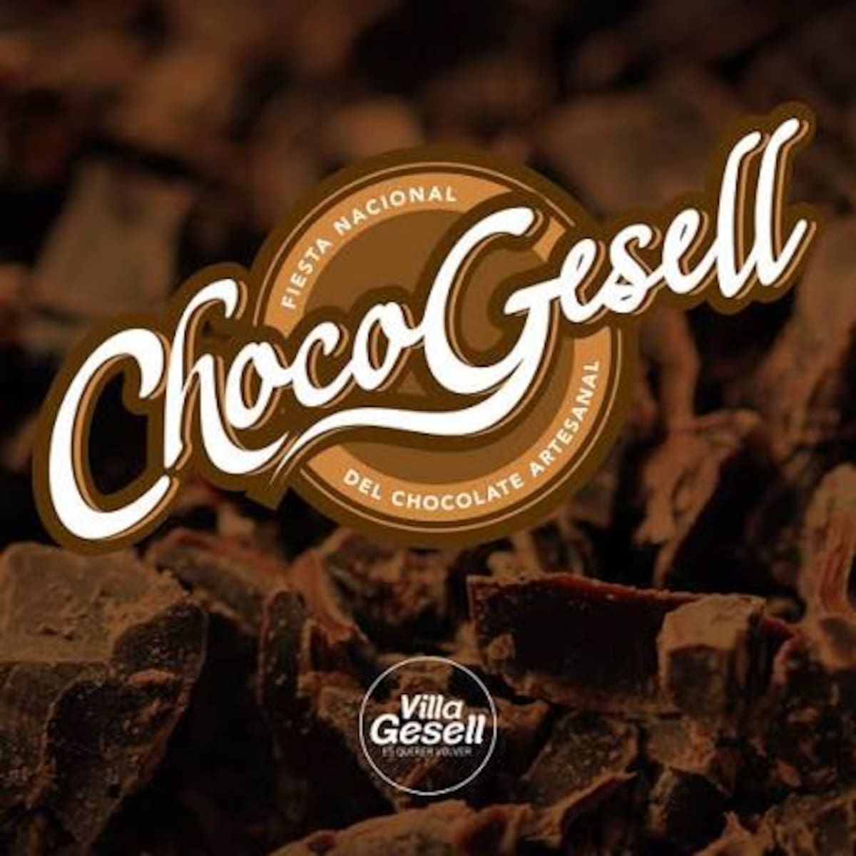 Visitantes recorren los puestos de chocolate y gastronomía durante la Fiesta Nacional del Chocolate de Villa Gesell