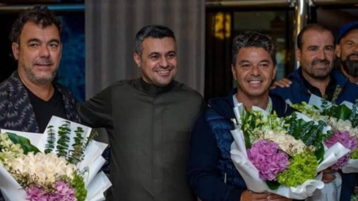 Marcelo Gallardo al ser recibido en Arabia Saudita. Foto: NA
