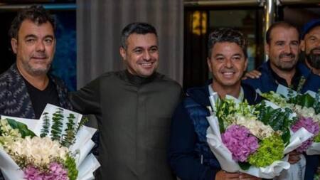 Marcelo Gallardo al ser recibido en Arabia Saudita. Foto: NA