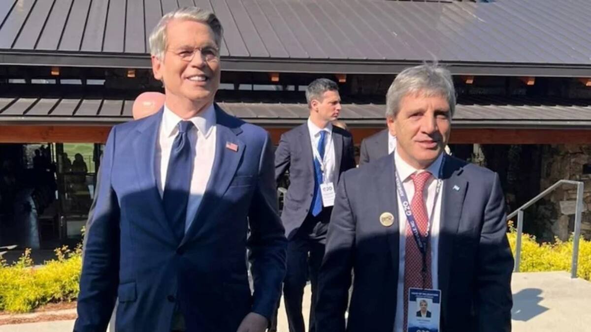 El ministro de Economía mantuvo un breve encuentro con el secretario del Tesoro de EEUU durante la Cumbre del G20.
