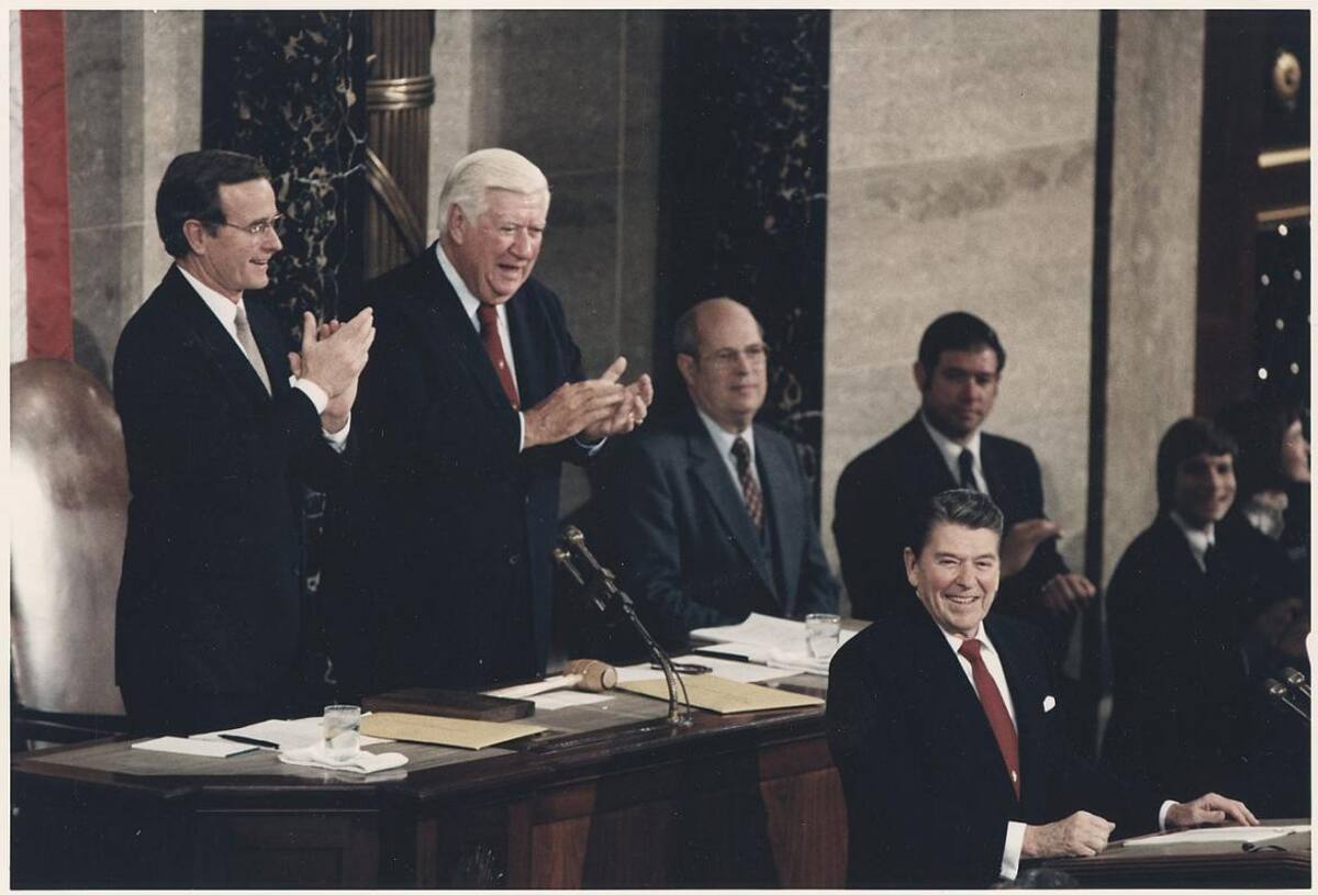 Ronald Reagan firmando el acuerdo para iniciar el proyecto ISS