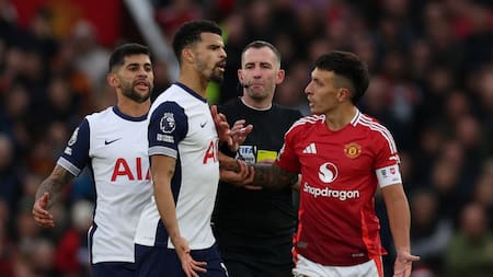Cuti Romero y Lisandro Martínez; Manchester United vs Tottenham. Foto: Reuters