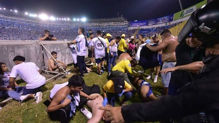 Tragedia en El Salvador: 12 muertos por una estampida en un estadio. Foto: EFE.