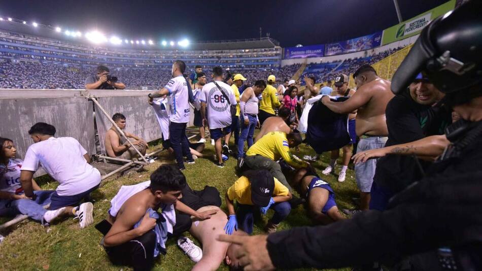 Tragedia en El Salvador: 12 muertos por una estampida en un estadio. Foto: EFE.