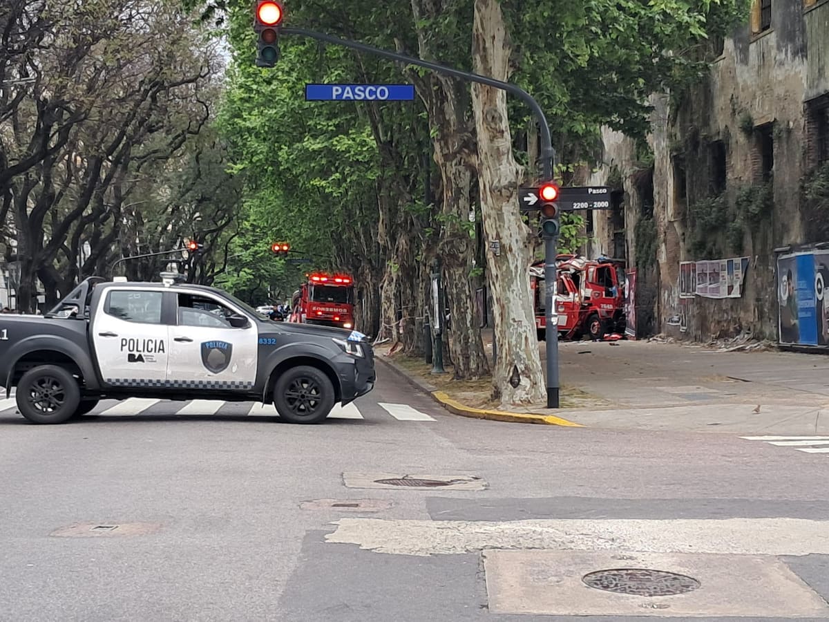 Un autobomba de los Bomberos de la Ciudad de Buenos Aires chocó en Parque Patricios e impactó contra la ex Cárcel de Caseros