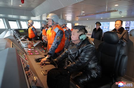 Kim Jong-un en el buque de guerra norcoreano.
