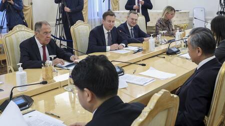 Reunión entre Wang Yi y Serguéi Lavrov. Foto: EFE.