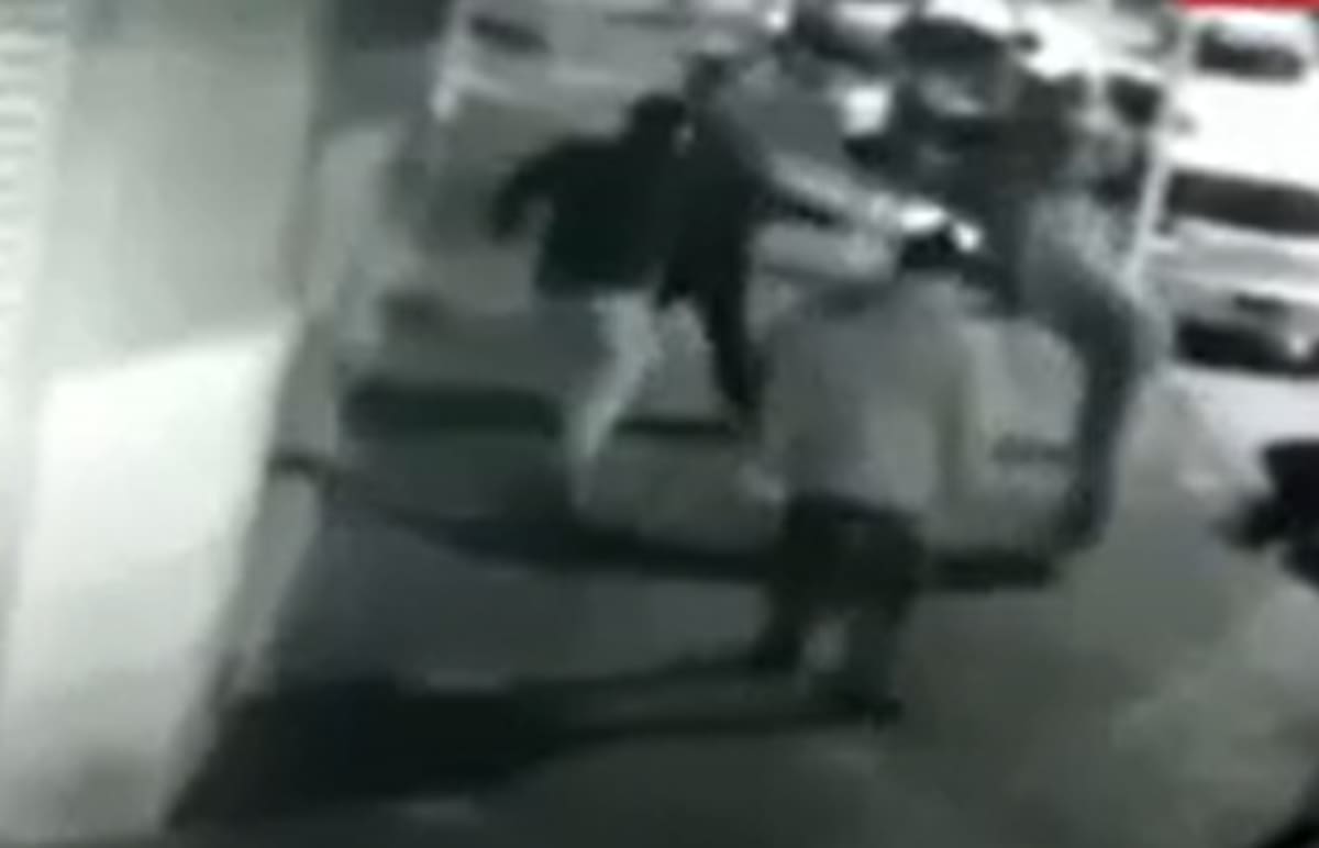 Imágenes de la cámara de seguridad muestran el asesinato de Juan Carlos González y Carlos Andrés Oxance a manos de Marcos Fernánde.