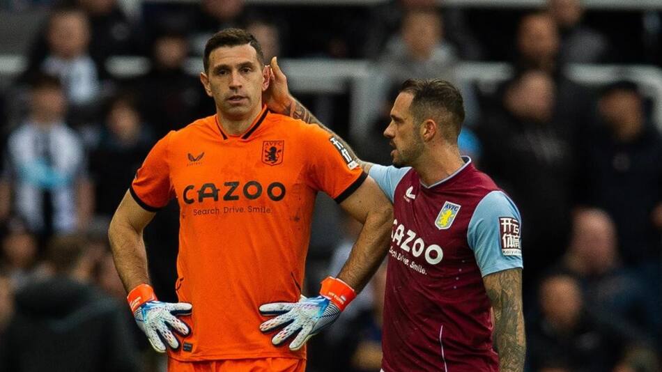 "Dibu" Martínez durante el partido que el Aston Villa disputó ante el Newcastle. Foto: EFE