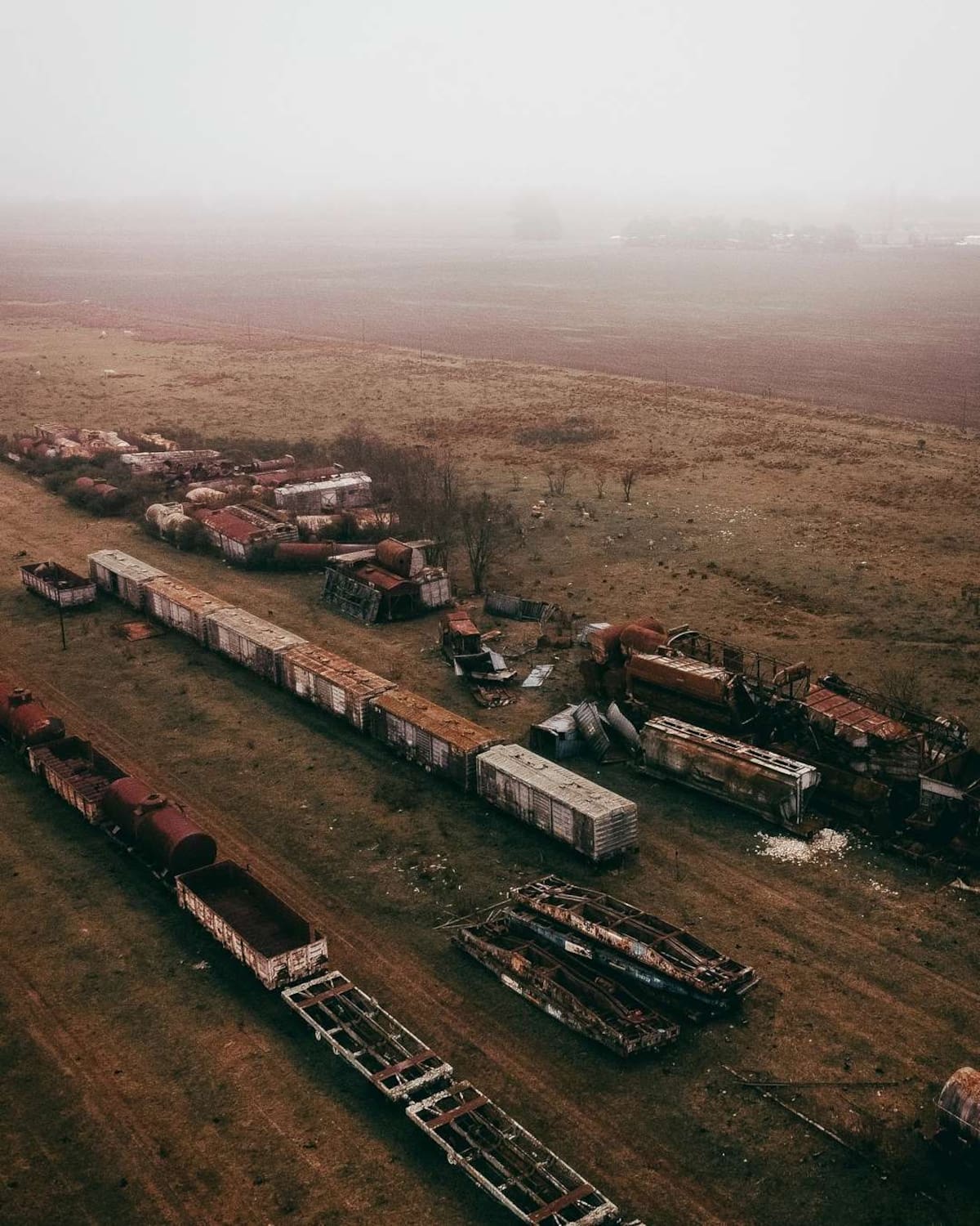 Un predio histórico con locomotoras, vagones y grúas abandonadas