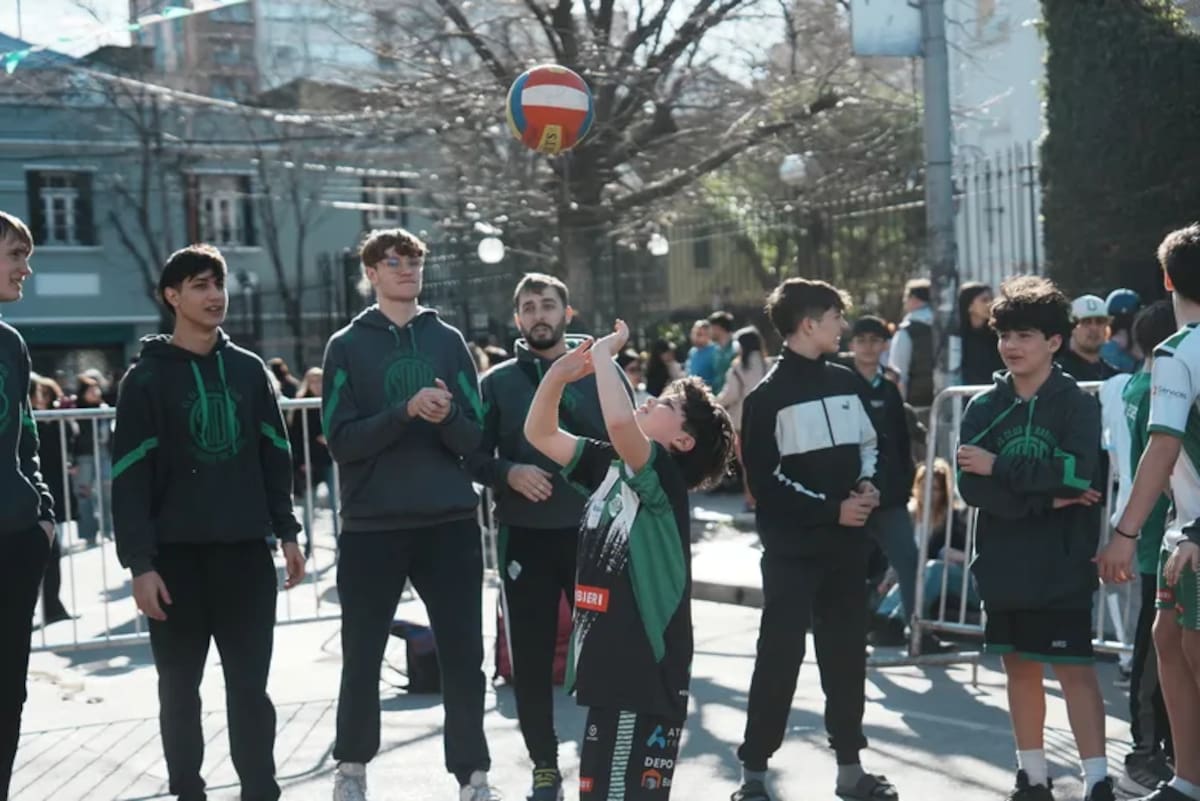 Multitud de vecinos recorriendo la calle Maipú durante los festejos por los 153 años de Banfield con stands, food trucks y actividades recreativas.