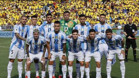 La formación de Argentina ante Colombia. Foto: EFE.