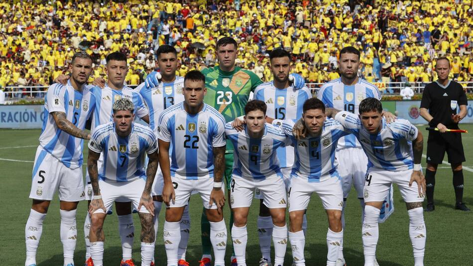 La formación de Argentina ante Colombia. Foto: EFE.