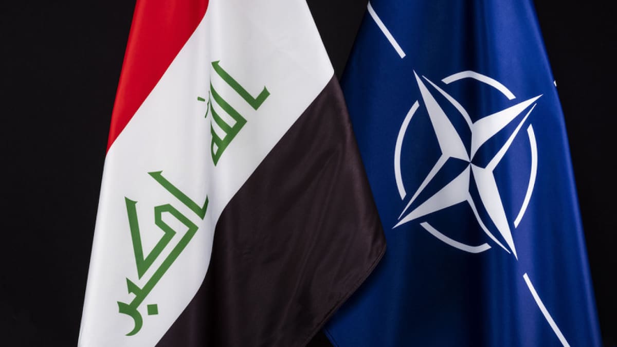 Bandera de Irak y OTAN. Foto: Gentileza NATO-OTAN.
