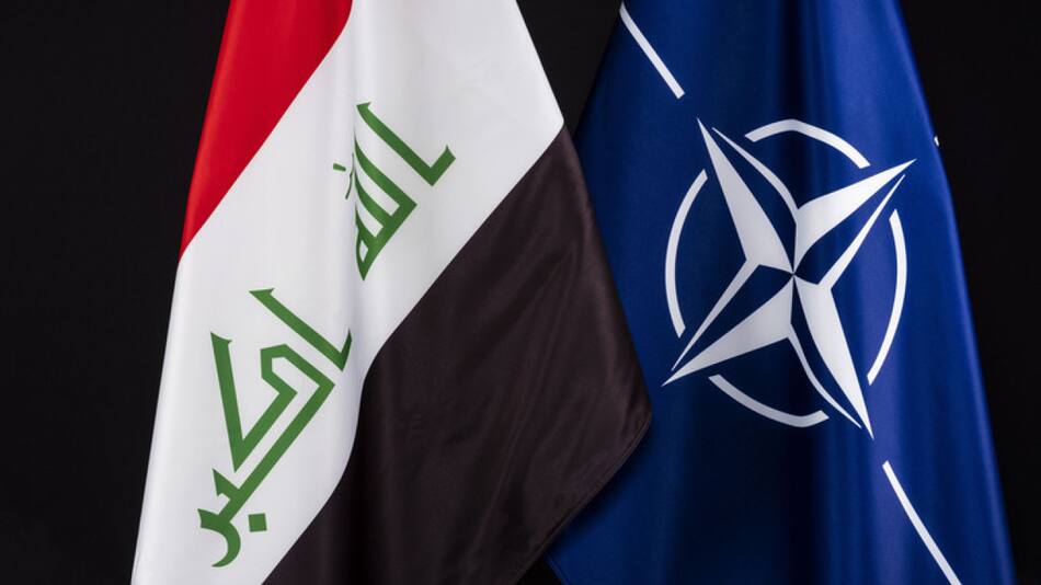 Bandera de Irak y OTAN. Foto: Gentileza NATO-OTAN.