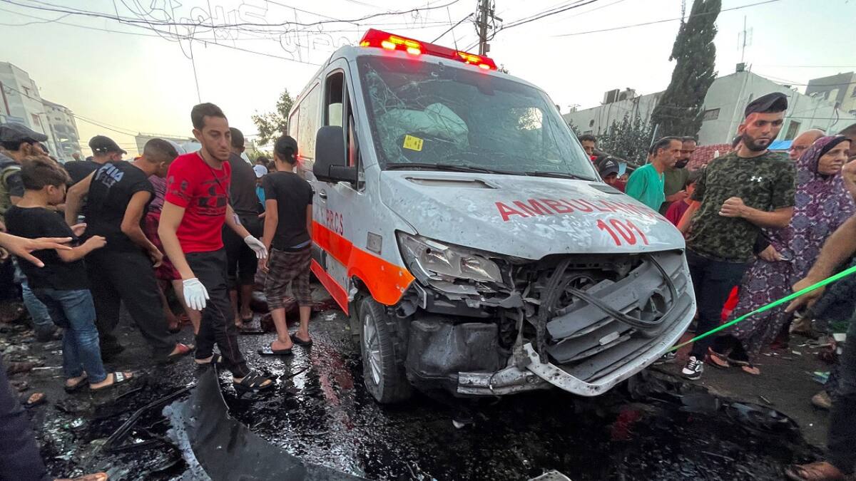 El bombardeo a un convoy de ambulancias en Gaza. Foto: Reuters.