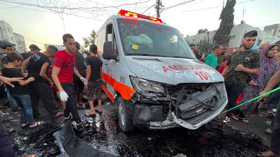 El bombardeo a un convoy de ambulancias en Gaza. Foto: Reuters.