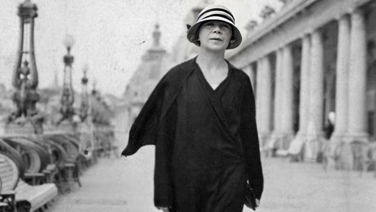 Alfonsina Storni en la rambla de Mar del Plata en 1924