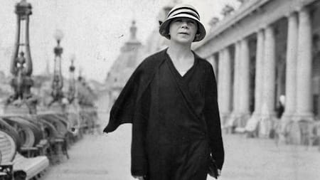 Alfonsina Storni en la rambla de Mar del Plata en 1924