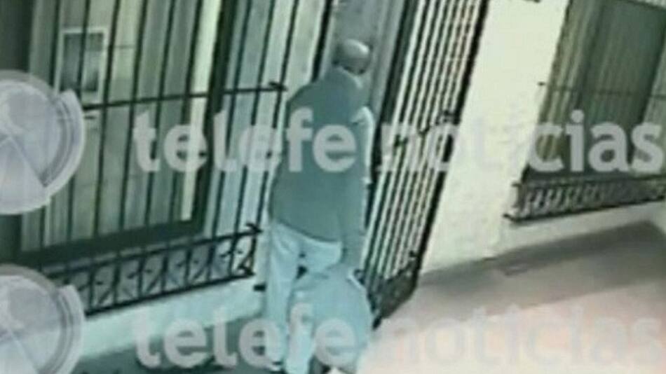 José López entrando con bolsos al convento