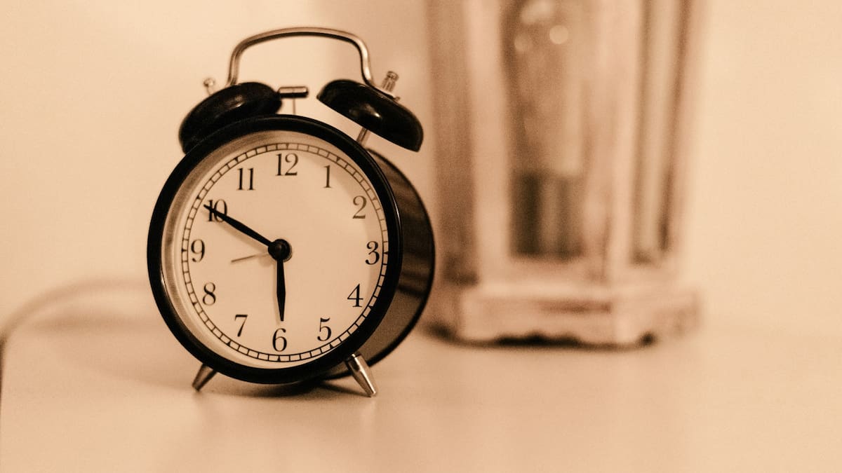 Reloj despertador alarma. Foto Unsplash.