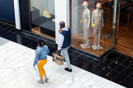 Shopping, compras, locales. Foto: Reuters/Rachel Wisniewski