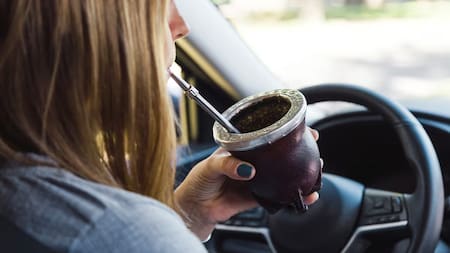 Dos provincias aplican multas por tomar mate al conducir.