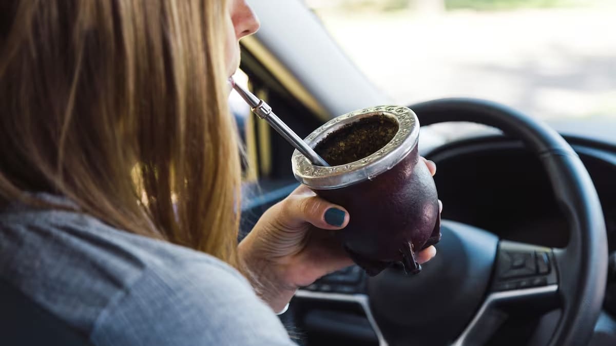 Multas por tomar mate al conducir.