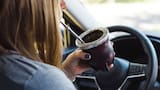 Multas de 500.000 pesos a quienes manejen tomando mate: la provincia que lo considera una “falta grave”