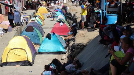 Migrantes en la frontera entre México y Estados Unidos. Foto: EFE.