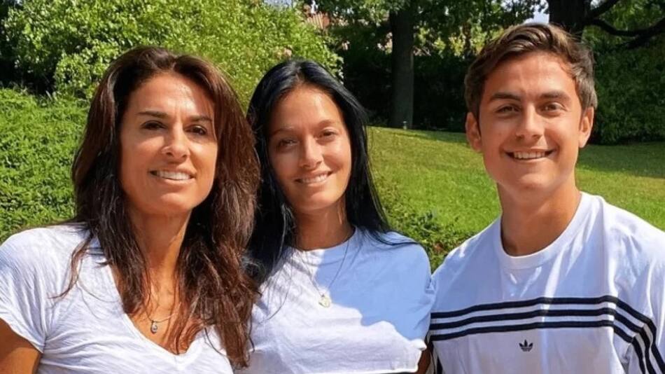Gabriela Sabatini junto a Oriana Sabatini y Paulo Dybala. Foto: NA.